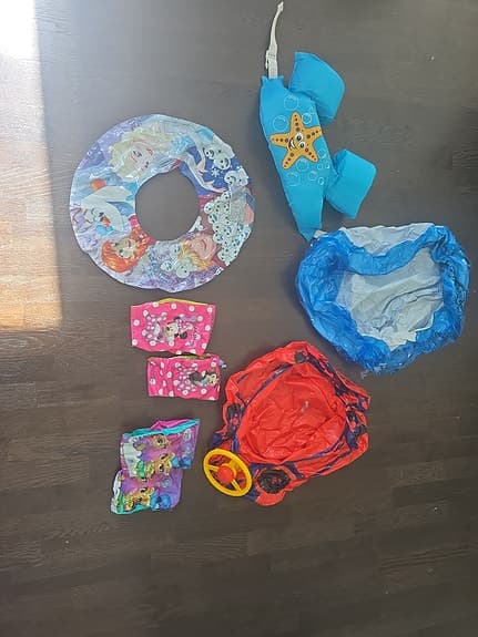 Disney badleksaker för barn  simringar, armpuffar och badstöd