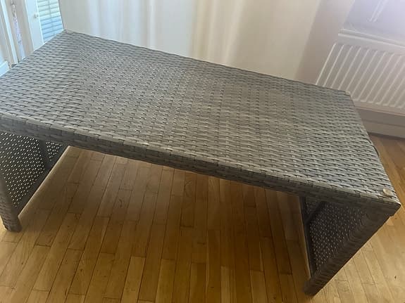 Rektangulärt rottingbord utebord grå