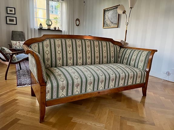 Bäddsoffa i Karljohan stil. 2 stolar medföljer