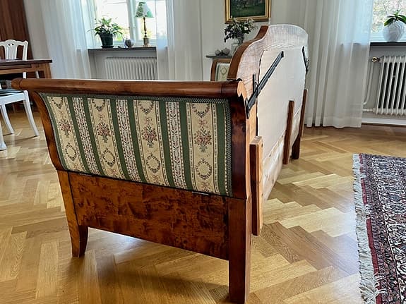 Bäddsoffa i Karljohan stil. 2 stolar medföljer