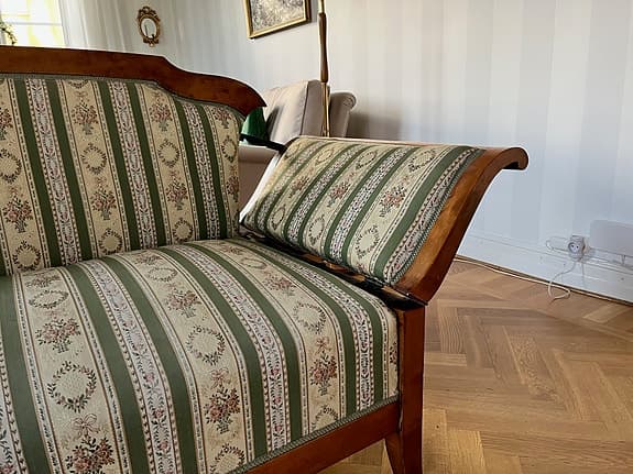 Bäddsoffa i Karljohan stil. 2 stolar medföljer