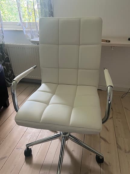 Två kontorsstolar