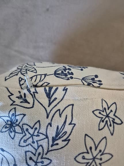 Två kuddar med innerkuddar blåvit blommig i bomull