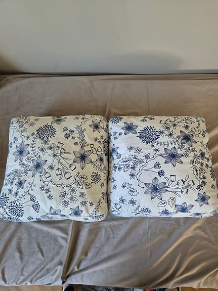 Två kuddar med innerkuddar blåvit blommig i bomull