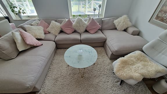 Hörnsoffa i beige tyg med schäslong