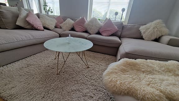 Hörnsoffa i beige tyg med schäslong