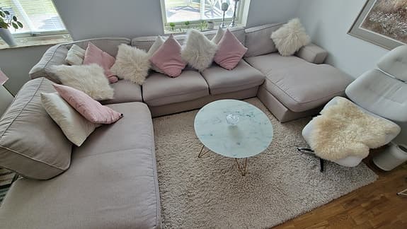 Hörnsoffa i beige tyg med schäslong
