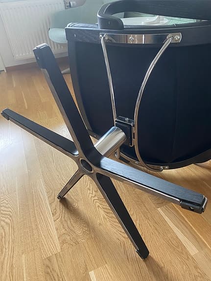 Svart fåtölj