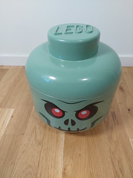 LEGO förvaringshuvud med blandade LEGO-bitar
