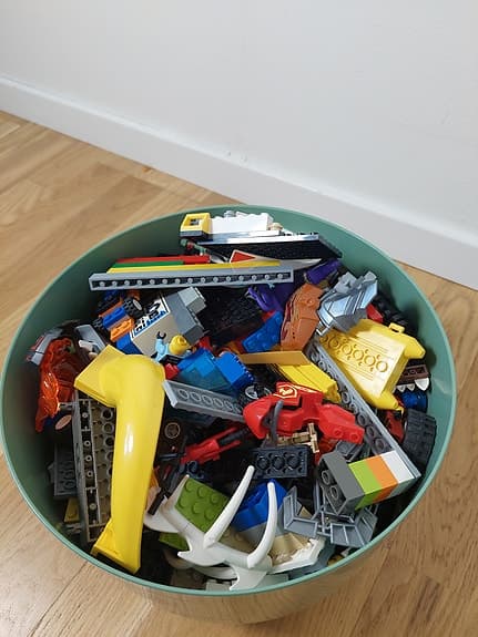 LEGO förvaringshuvud med blandade LEGO-bitar
