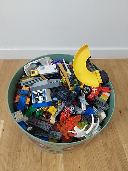 LEGO förvaringshuvud med blandade LEGO-bitar
