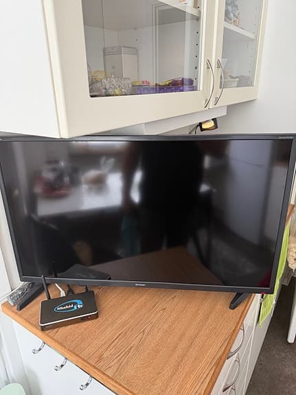 Sharp tv 32" Tum Begagnad i Nyskick - Svart