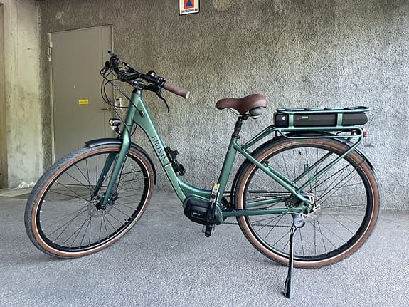 Kronan Modig elcykel i en underbar grön färg