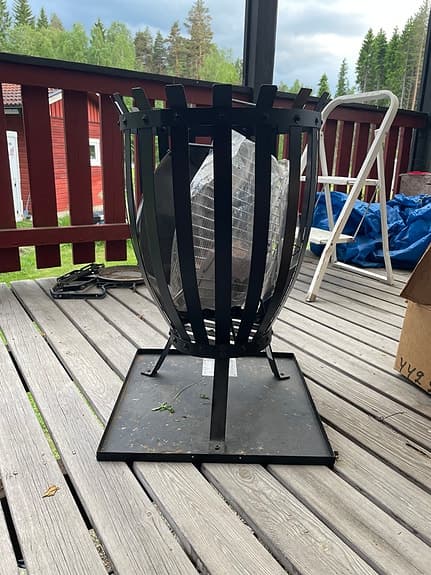 Svart eldkorg/grill med fyrkantig bottenplatta