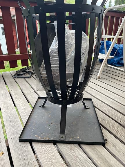 Svart eldkorg/grill med fyrkantig bottenplatta