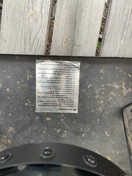 Svart eldkorg/grill med fyrkantig bottenplatta