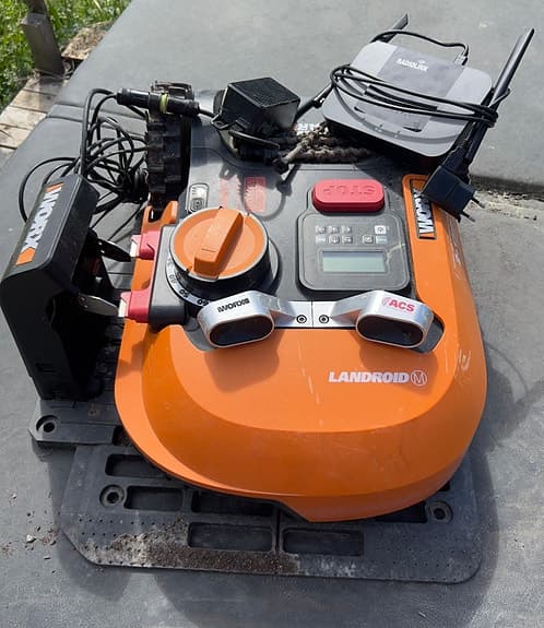 Worx Landroid WR142E robotgräsklippare – extrautrustad, garanti kvar