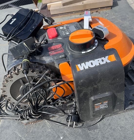 Worx Landroid WR142E robotgräsklippare – extrautrustad, garanti kvar