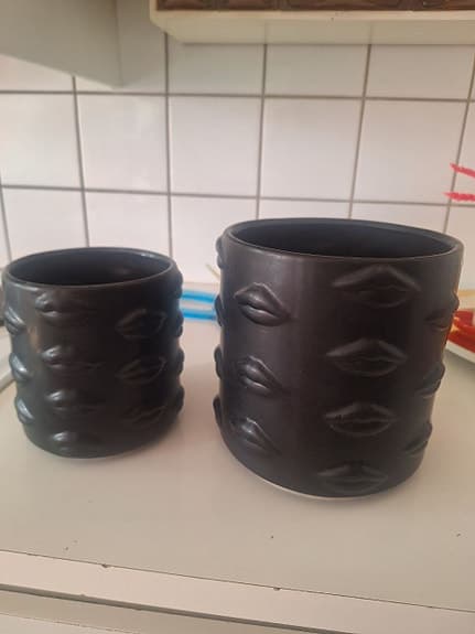 Säljer två stilrena svarta vaser i modern och elegant design.