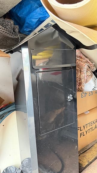 Svart postlåda med lås