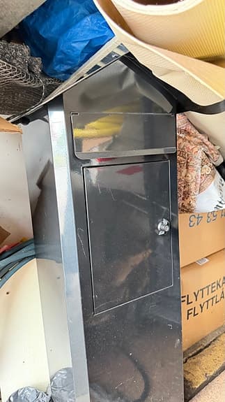 Svart postlåda med lås