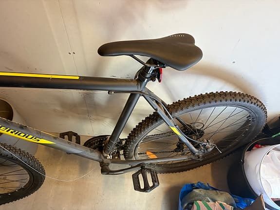 Oanvänd Serious Rockville 27,5 tum mountainbike cykel