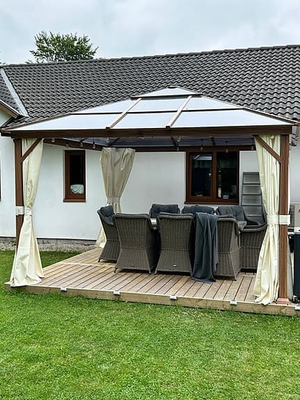 Forest Deluxe paviljong med tak och gardiner