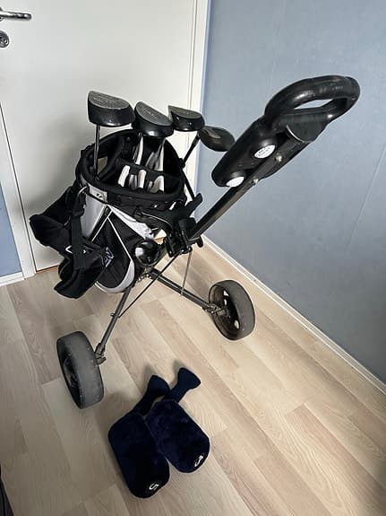 Golfset med vagn, bag och klubbor
