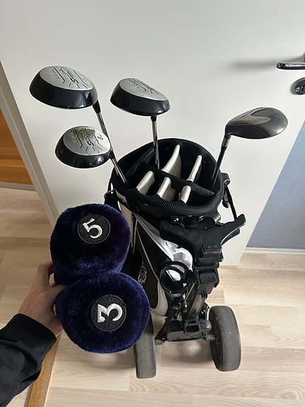 Golfset med vagn, bag och klubbor