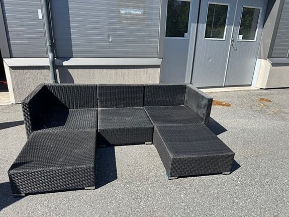 Svart hörnsoffa i konstrotting för uteplats