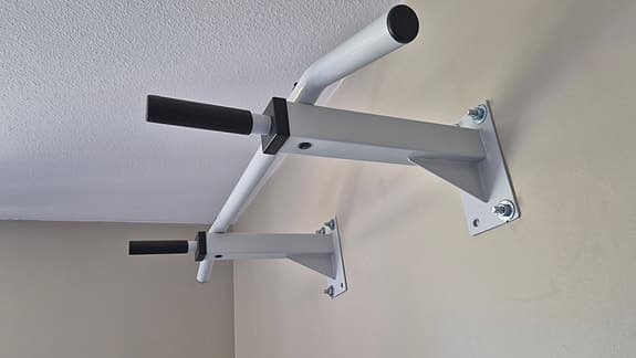 Väggmonterad pull-up/chins-stång