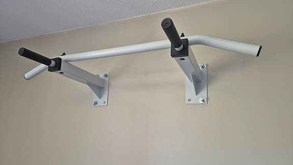 Väggmonterad pull-up/chins-stång