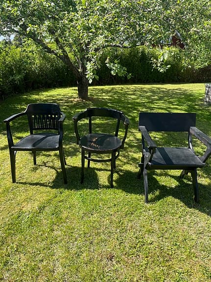 Äldre målade trästolar