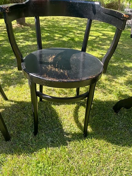 Äldre målade trästolar