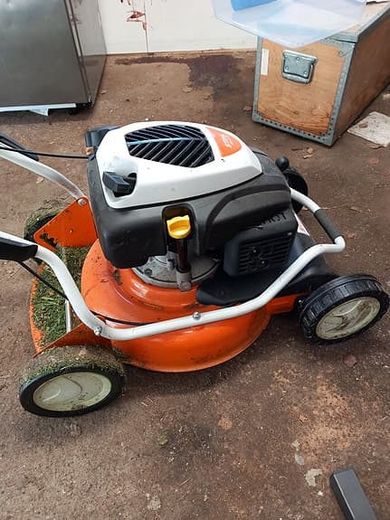 Stihl bensindriven gräsklippare