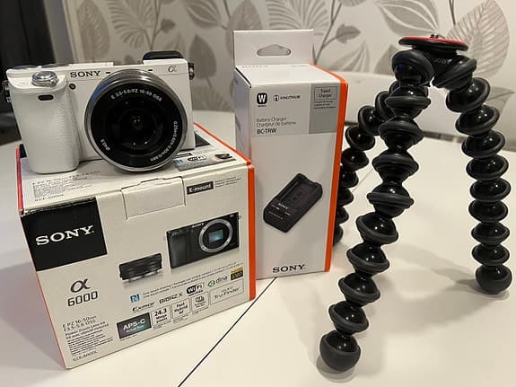 Sony A6000+ 16-50 OSS + Tillbehör.