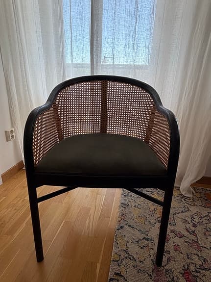 Tre fina matstolar ”Edit” från Mio med grön sammetsdyna
