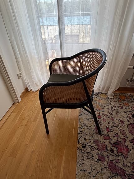 Tre fina matstolar ”Edit” från Mio med grön sammetsdyna