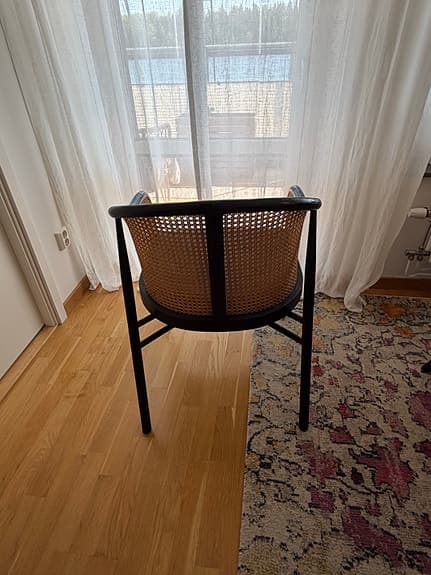 Tre fina matstolar ”Edit” från Mio med grön sammetsdyna