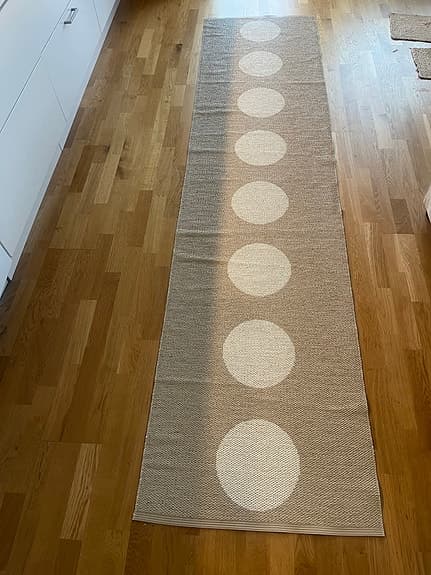 Pappelina matta gångmatta med prickar beige/vit