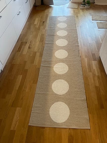 Pappelina matta gångmatta med prickar beige/vit