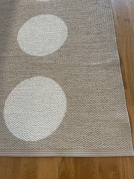 Pappelina matta gångmatta med prickar beige/vit
