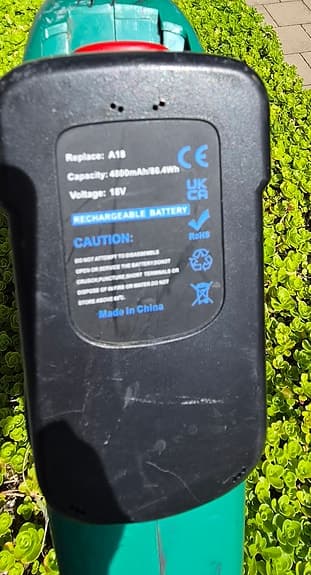 Grön röjsåg/ trimmer med nytt batteri