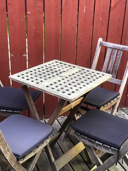 Trädgårdsgrupp i trä med bord och 4 stolar