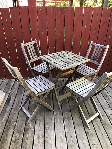 Trädgårdsgrupp i trä med bord och 4 stolar