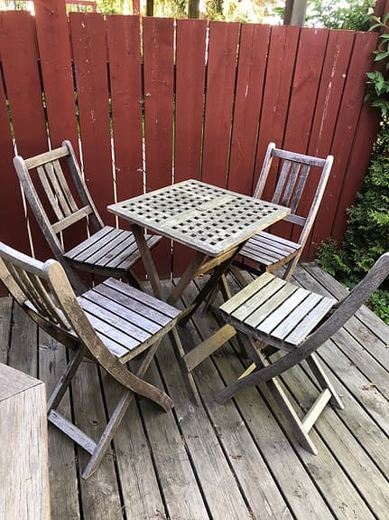 Trädgårdsgrupp i trä med bord och 4 stolar