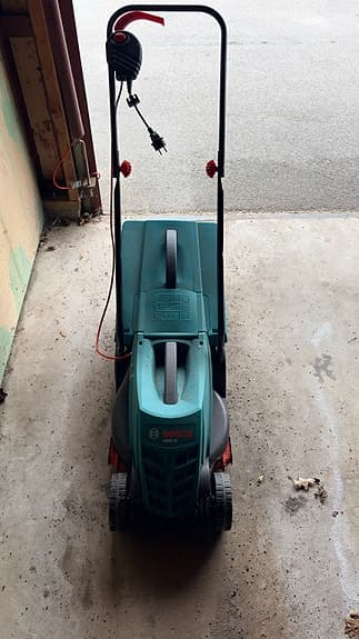 Bosch ARM 32 elgräsklippare – lätt och smidig