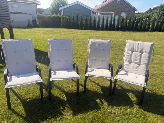 Svarta trädgårdsstolar i stål med dynor