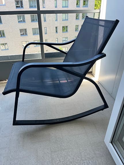 Svart gungstol för uteplats/balkong