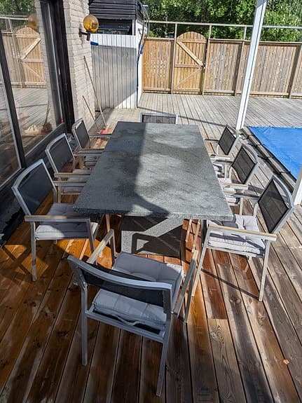 Rejäl och tålig matgrupp för uteplatsen. Bord och 8 stolar.